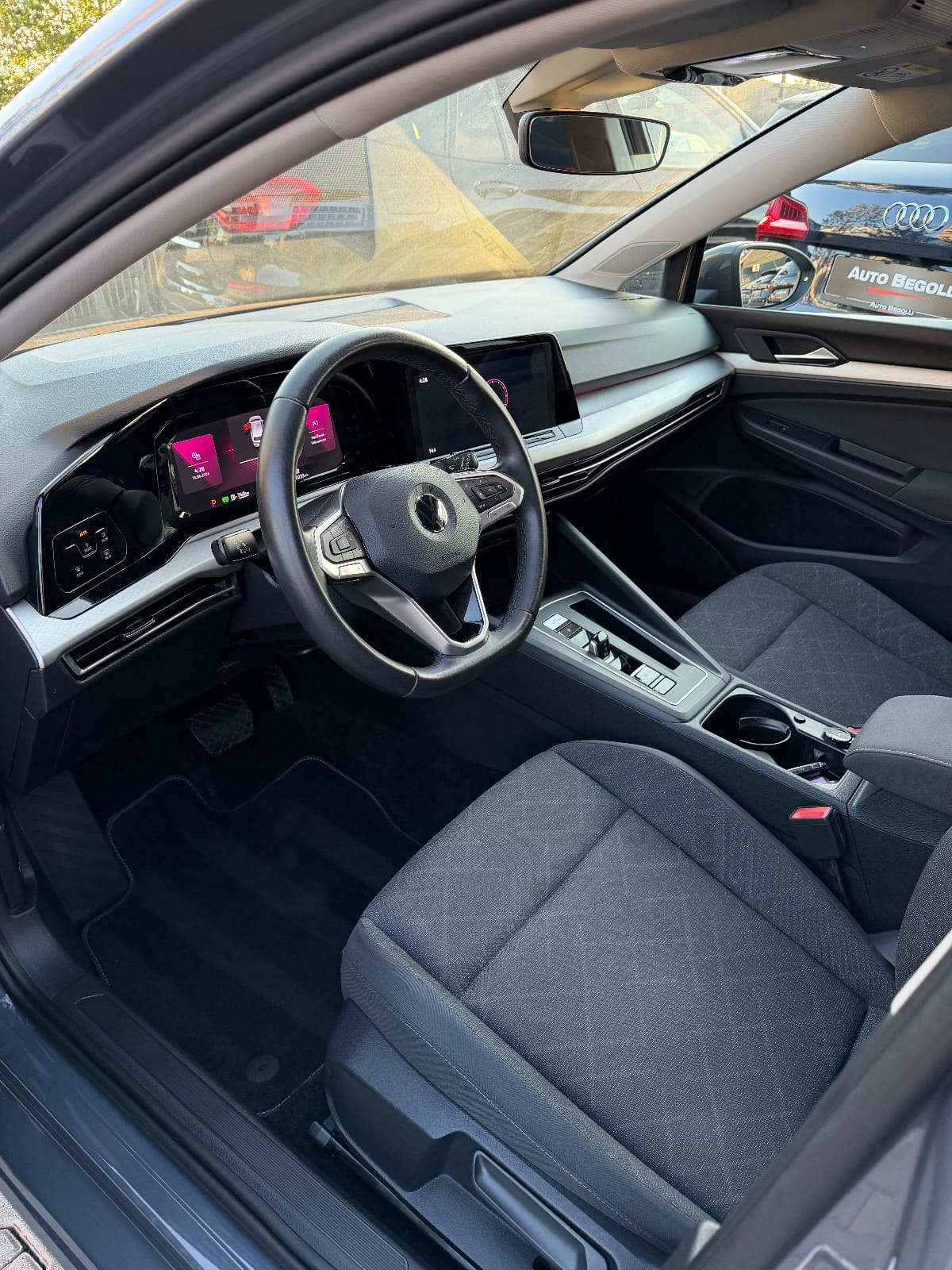 Volkswagen Golf 8 2.0 TDI Life, foto 16 nga 25