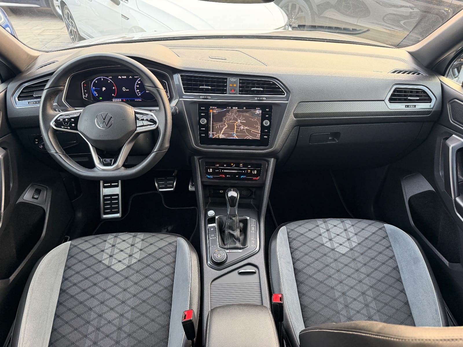 Volkswagen Tiguan 2.0 TDI R Line , foto 16 nga 34