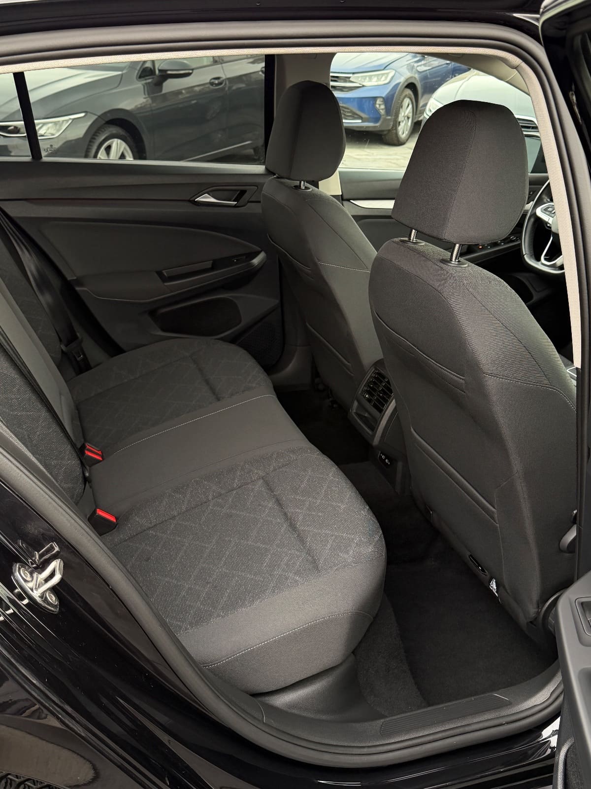 Volkswagen Golf 8 2.0 TDI DSG, foto 11 nga 21