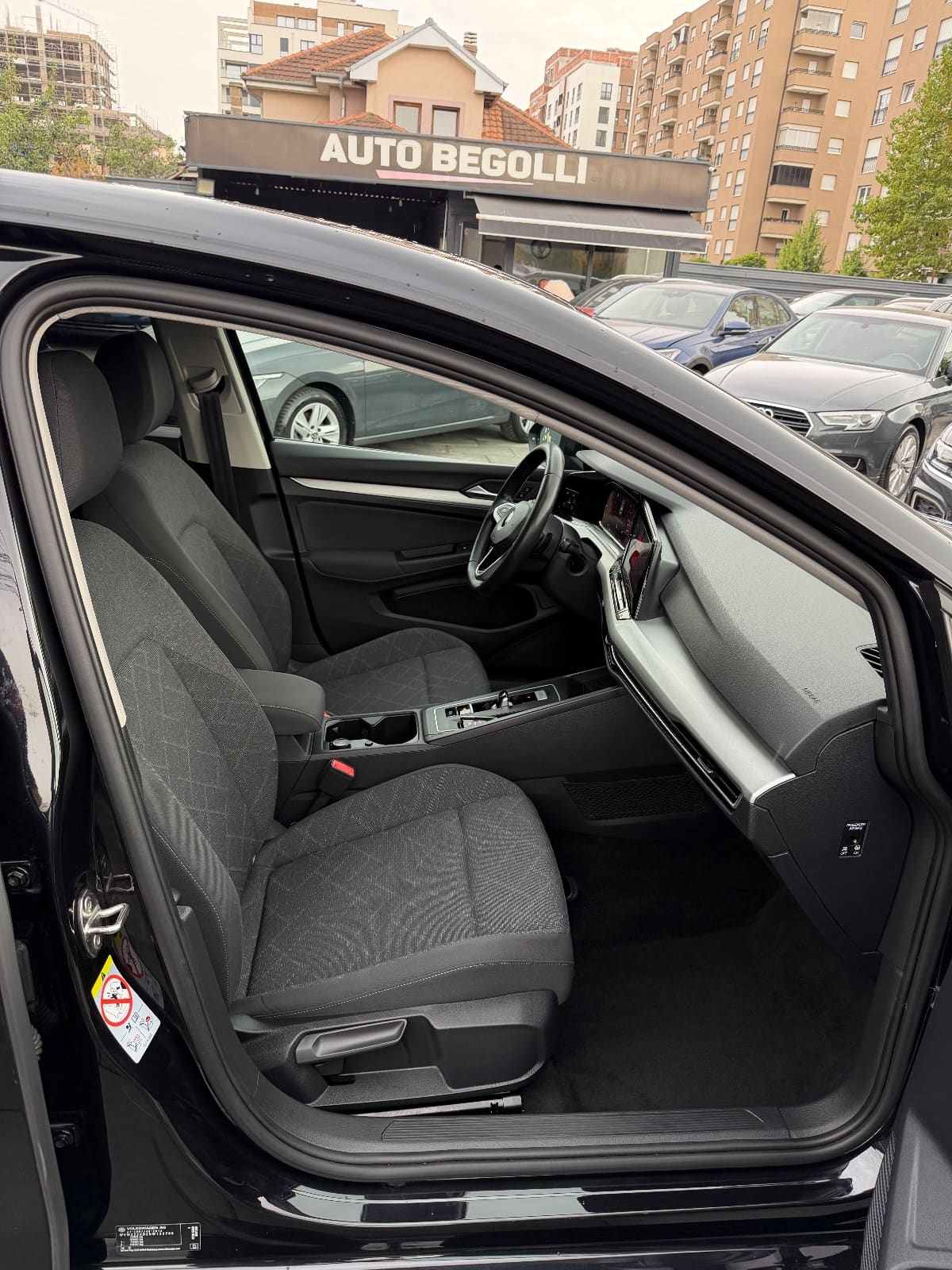 Volkswagen Golf 8 2.0 TDI DSG, foto 12 nga 21